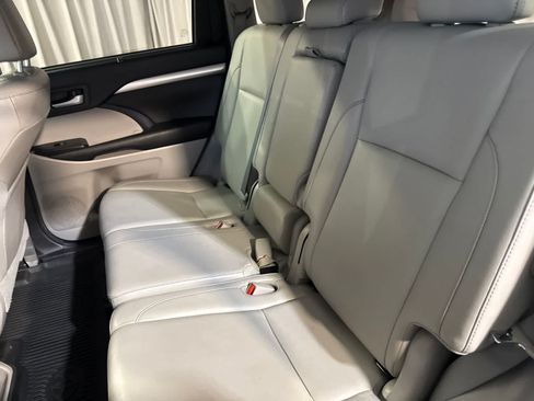 Used 2017 Toyota Highlander XLE AWD/4WD image 15