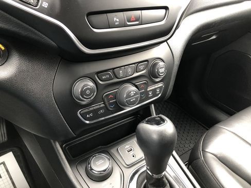 Used 2020 Jeep Cherokee Latitude Plus image 22