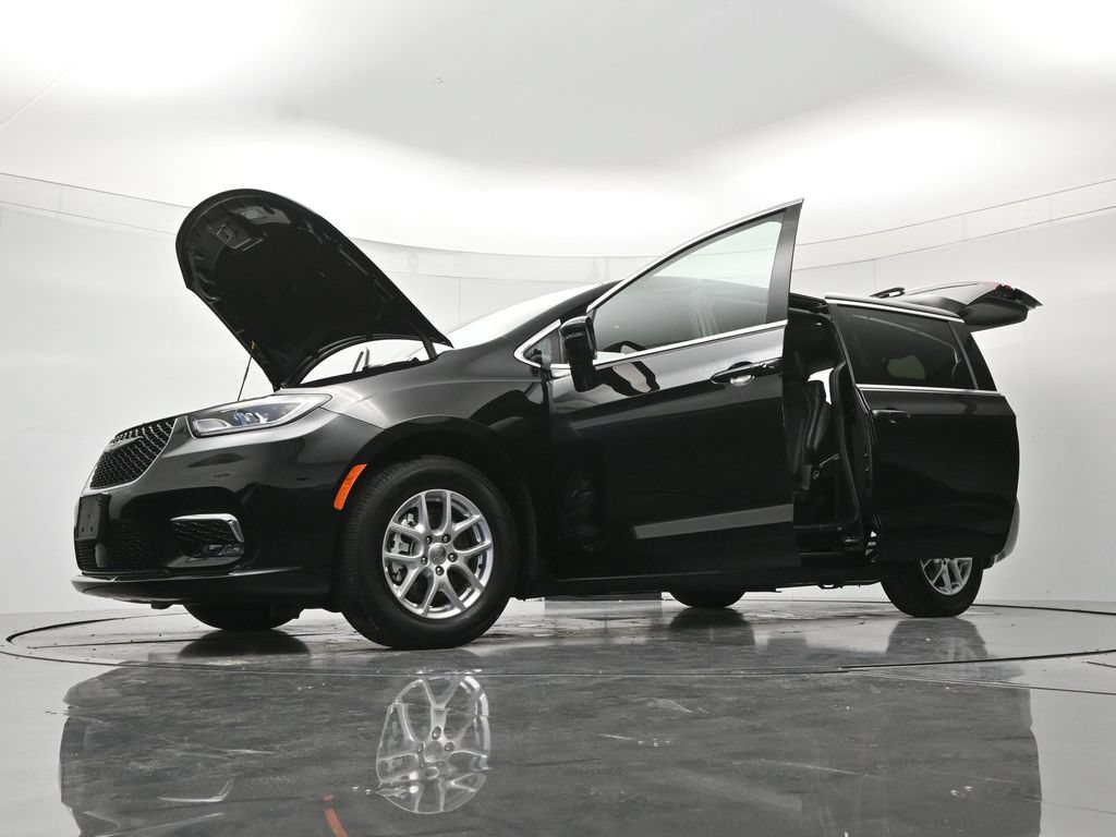 Used 2025 Chrysler Pacifica Select FWD image 48