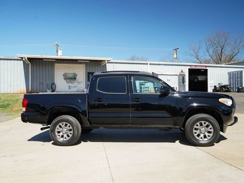Used 2017 Toyota Tacoma SR image 3