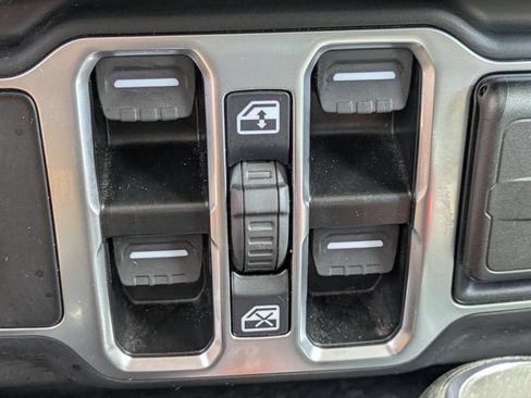 Used 2025 Jeep Wrangler Unlimited Sahara AWD/4WD image 25