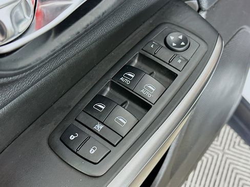 Used 2019 Jeep Cherokee Limited w/ Luxury Group image 18