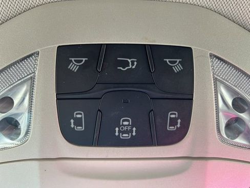 Used 2024 Chrysler Pacifica Touring-L image 30