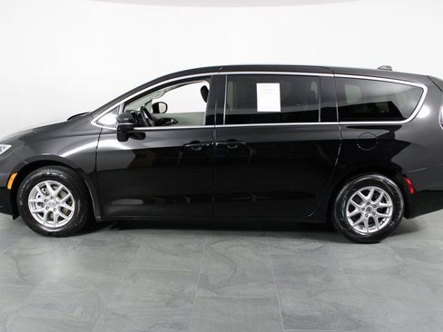 Used 2024 Chrysler Pacifica Touring-L image 8