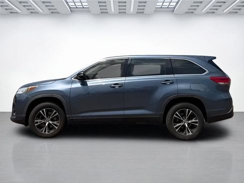 Used 2019 Toyota Highlander LE FWD image 2