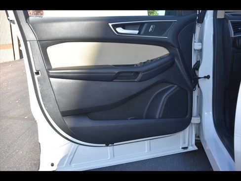 Used 2016 Ford Edge SEL image 17