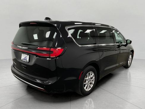 Used 2024 Chrysler Pacifica Touring-L image 4