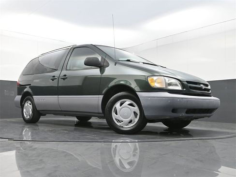 Used 2000 Toyota Sienna LE image 17
