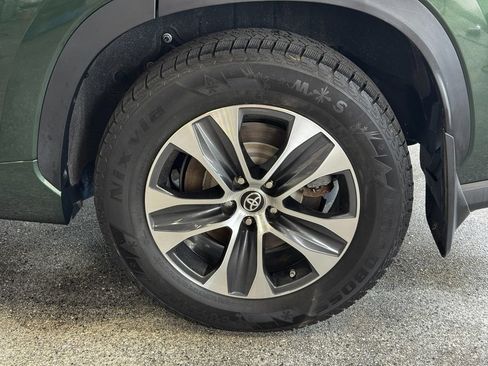Used 2024 Toyota Highlander XLE AWD/4WD image 24