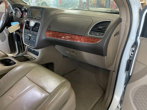 Used 2016 Chrysler Town & Country Limited Platinum FWD image 23