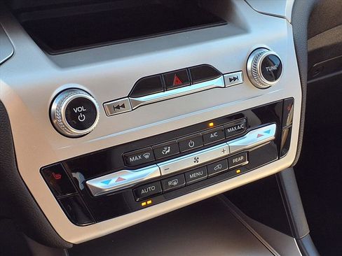 Used 2022 Ford Explorer XLT image 17