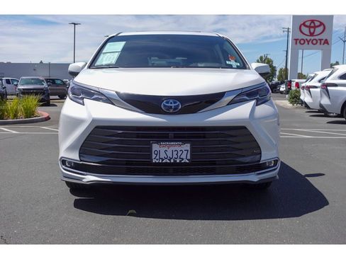 Certified 2024 Toyota Sienna Platinum FWD image 9