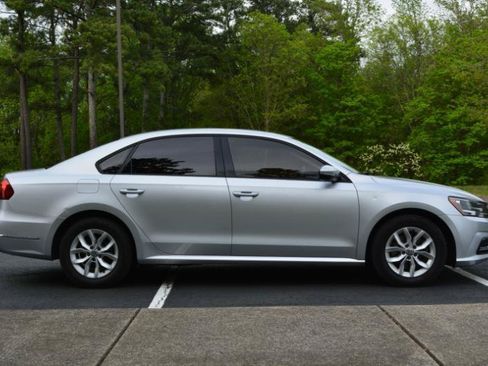 Used 2018 Volkswagen Passat 2.0T S w/ Driver Assistance Package FWD image 4