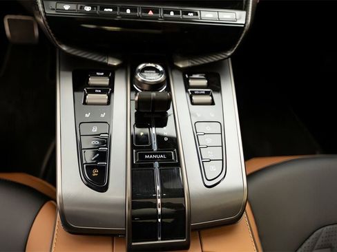 Used 2025 Aston Martin Vanquish image 38