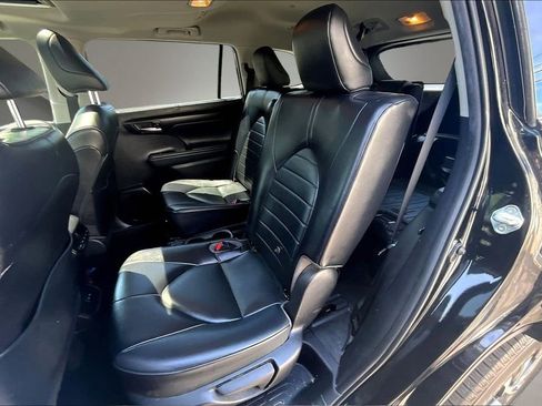 Used 2022 Toyota Highlander XLE AWD/4WD image 22