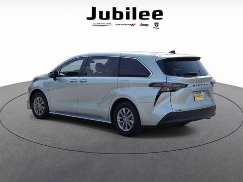 Used 2023 Toyota Sienna LE AWD/4WD image 4