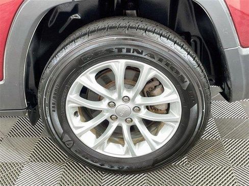 Used 2019 Jeep Cherokee Latitude w/ Cold Weather Group AWD/4WD image 31