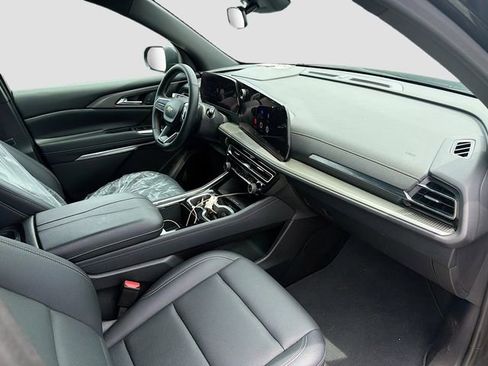 Used 2025 Chevrolet Traverse LT FWD image 12