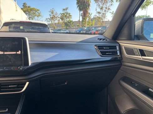 Used 2025 Volkswagen Atlas Cross Sport SE image 35