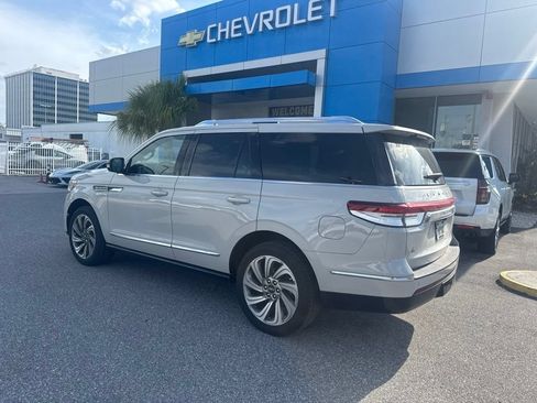 Used 2023 Lincoln Navigator Reserve AWD/4WD image 3