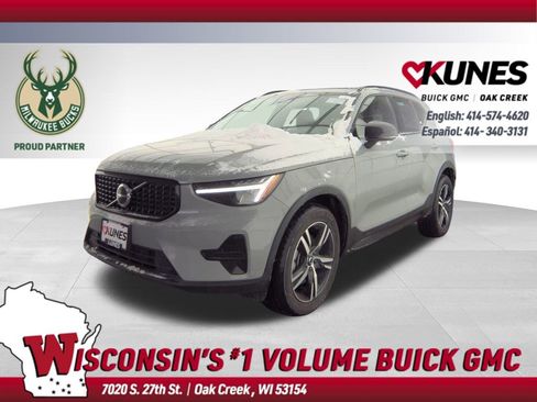 Used 2024 Volvo XC40 B5 Core image 1