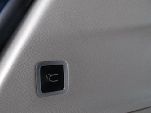 Used 2018 Chrysler Pacifica Limited w/ Tire & Wheel Group image 11