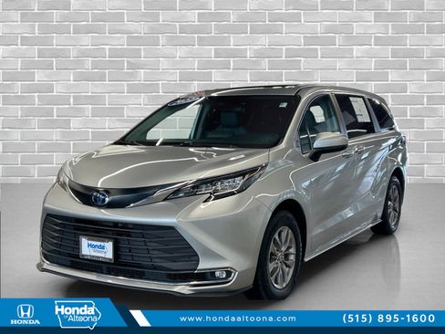 Used 2022 Toyota Sienna XLE image 1
