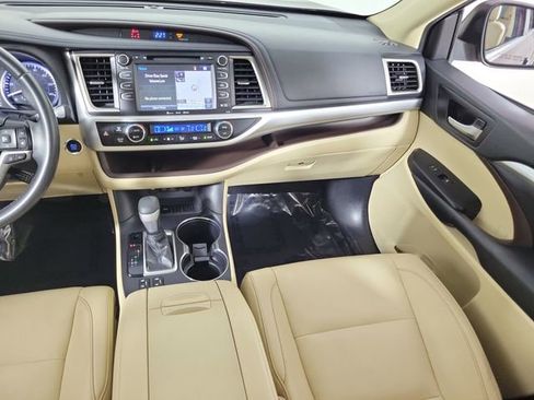 Used 2019 Toyota Highlander XLE FWD image 17