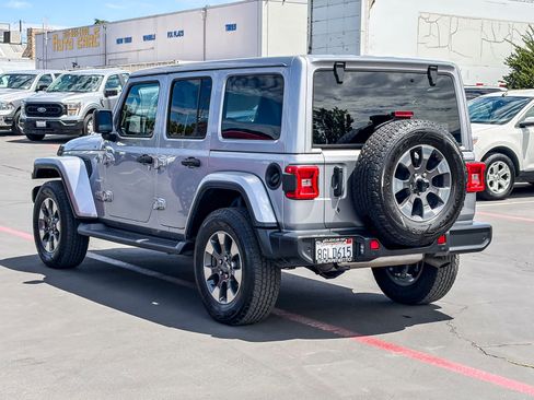 Used 2018 Jeep Wrangler Unlimited Sahara AWD/4WD image 2
