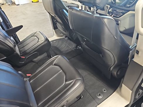 Used 2024 Chrysler Pacifica Touring-L FWD image 11