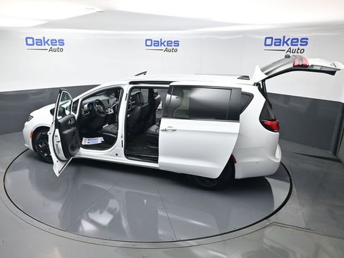 Used 2024 Chrysler Pacifica Select image 60