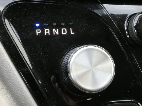 Used 2024 Chrysler Pacifica Touring-L FWD image 25