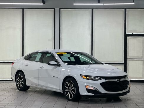 Used 2025 Chevrolet Malibu RS FWD image 1