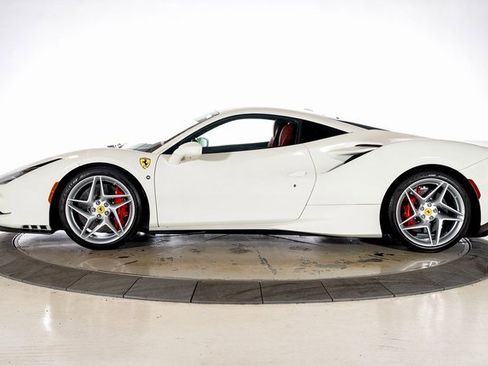 Used 2021 Ferrari F8 Tributo image 3