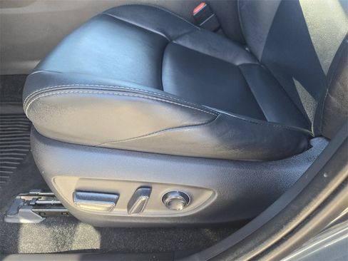 Used 2023 Toyota Venza XLE image 26