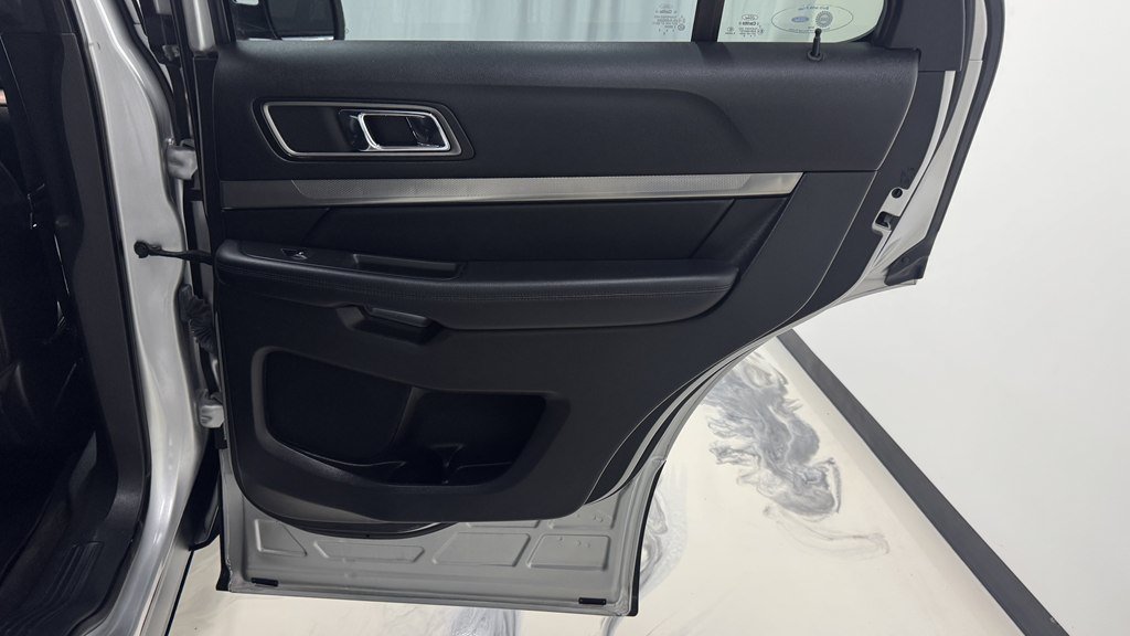 Used 2018 Ford Explorer XLT w/ Equipment Group 202A AWD/4WD image 25