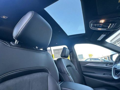 New 2025 Jeep Grand Cherokee Altitude image 17