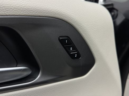 Used 2023 Chrysler Pacifica Touring-L FWD image 13