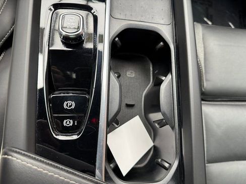 Used 2022 Volvo XC60 B6 R-Design image 20