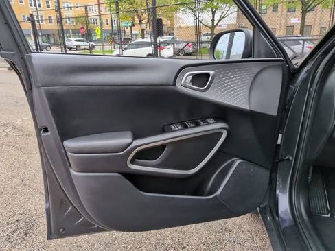 Used 2025 Kia Soul LX w/ LX Technology Package FWD image 13