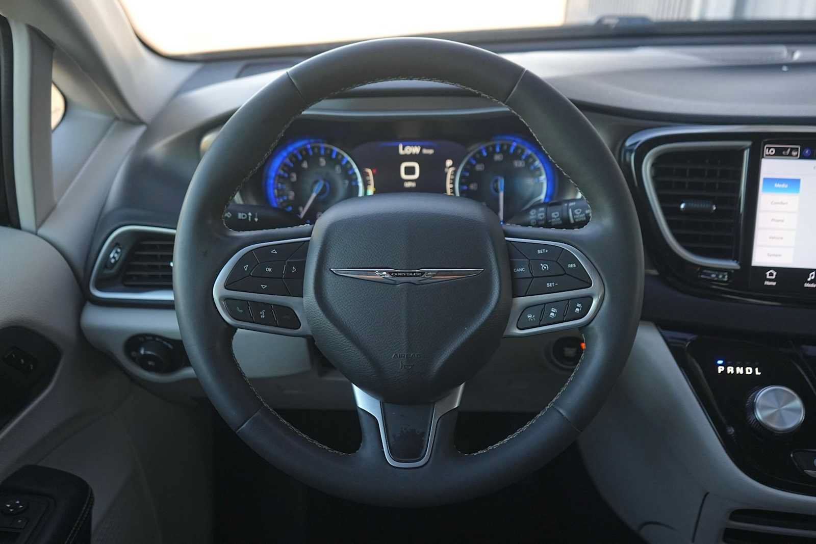 Used 2024 Chrysler Pacifica Touring-L FWD image 16