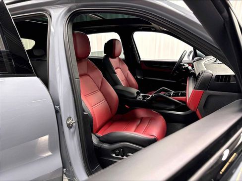 Used 2025 Porsche Cayenne GTS AWD/4WD image 29