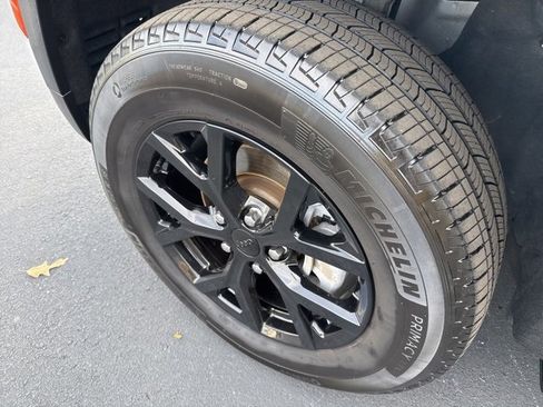 Used 2024 Jeep Grand Cherokee Altitude image 32