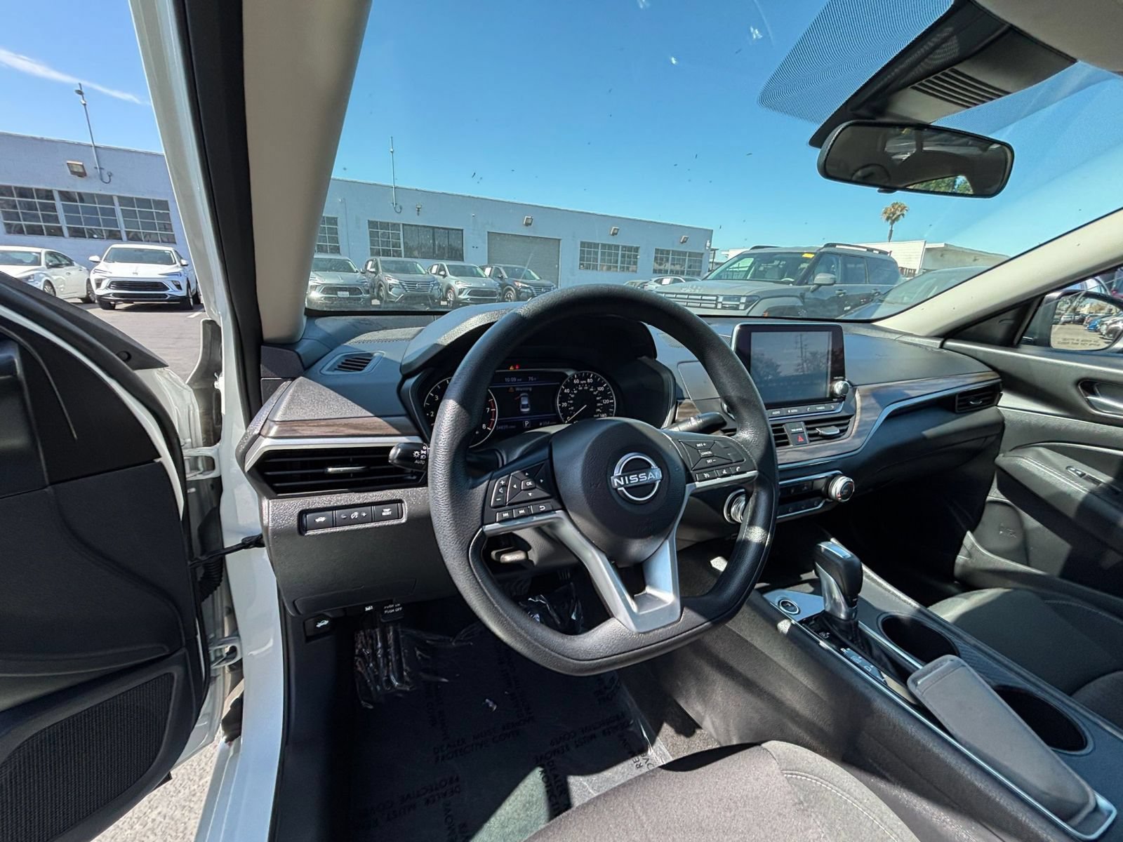 Used 2025 Nissan Altima 2.5 SV FWD image 33