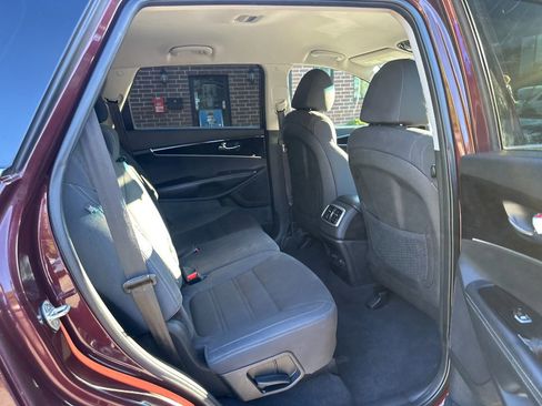 Used 2019 Kia Sorento AWD V6 image 12