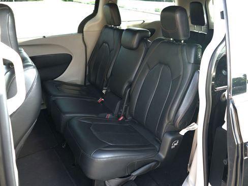 Used 2018 Chrysler Pacifica Touring-L FWD image 28