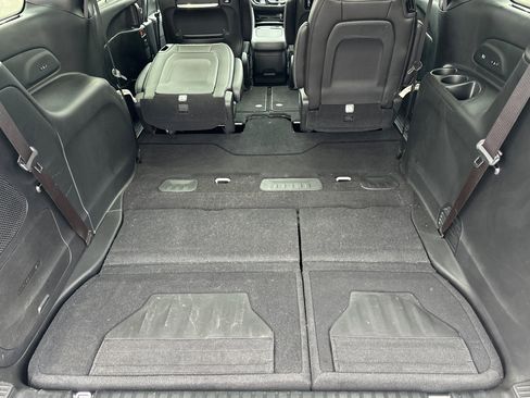 Used 2024 Chrysler Pacifica Limited w/ Uconnect Theater Family Group image 19