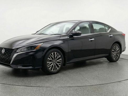 Used 2025 Nissan Altima 2.5 SV image 3