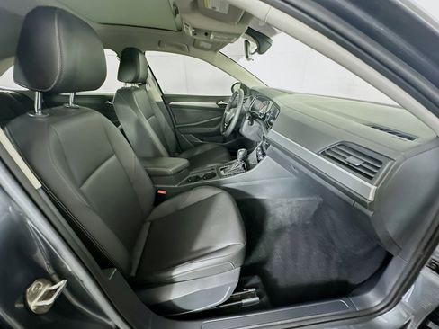 Used 2020 Volkswagen Jetta SE image 32