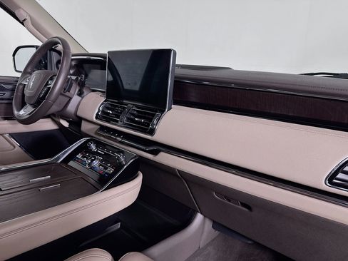 Used 2024 Lincoln Navigator Premiere AWD/4WD image 28